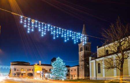 Praznična osvetlitev; vir: Visit Kras.